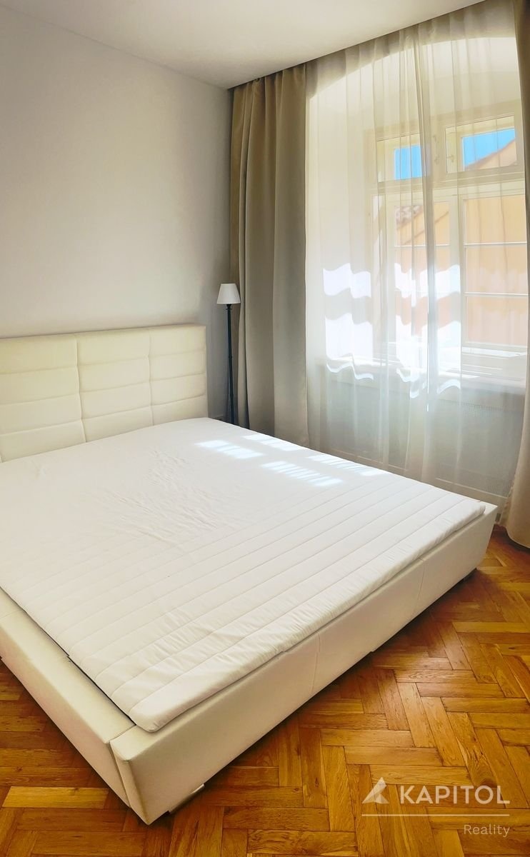 Ložnice s velkorysou šatní skříní