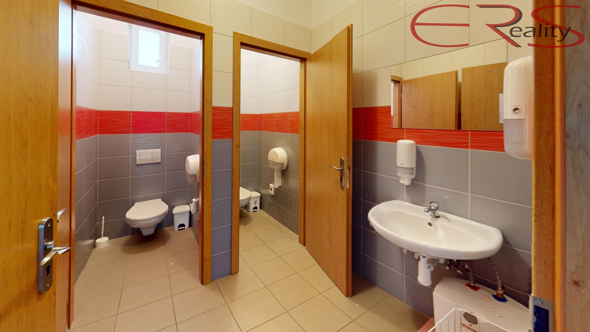 LEdrXM1cpZo-Bathroom