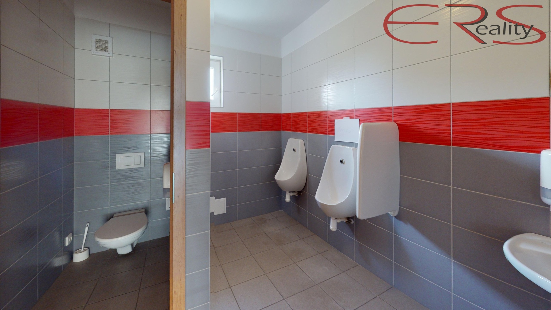 cjr2dWDsc9Q-Bathroom