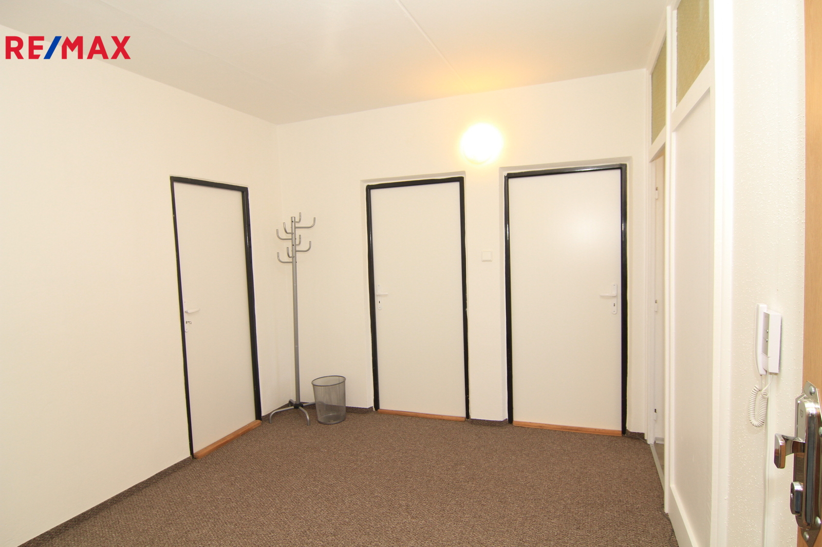 Pohled z předsíně na vstupy pokojů