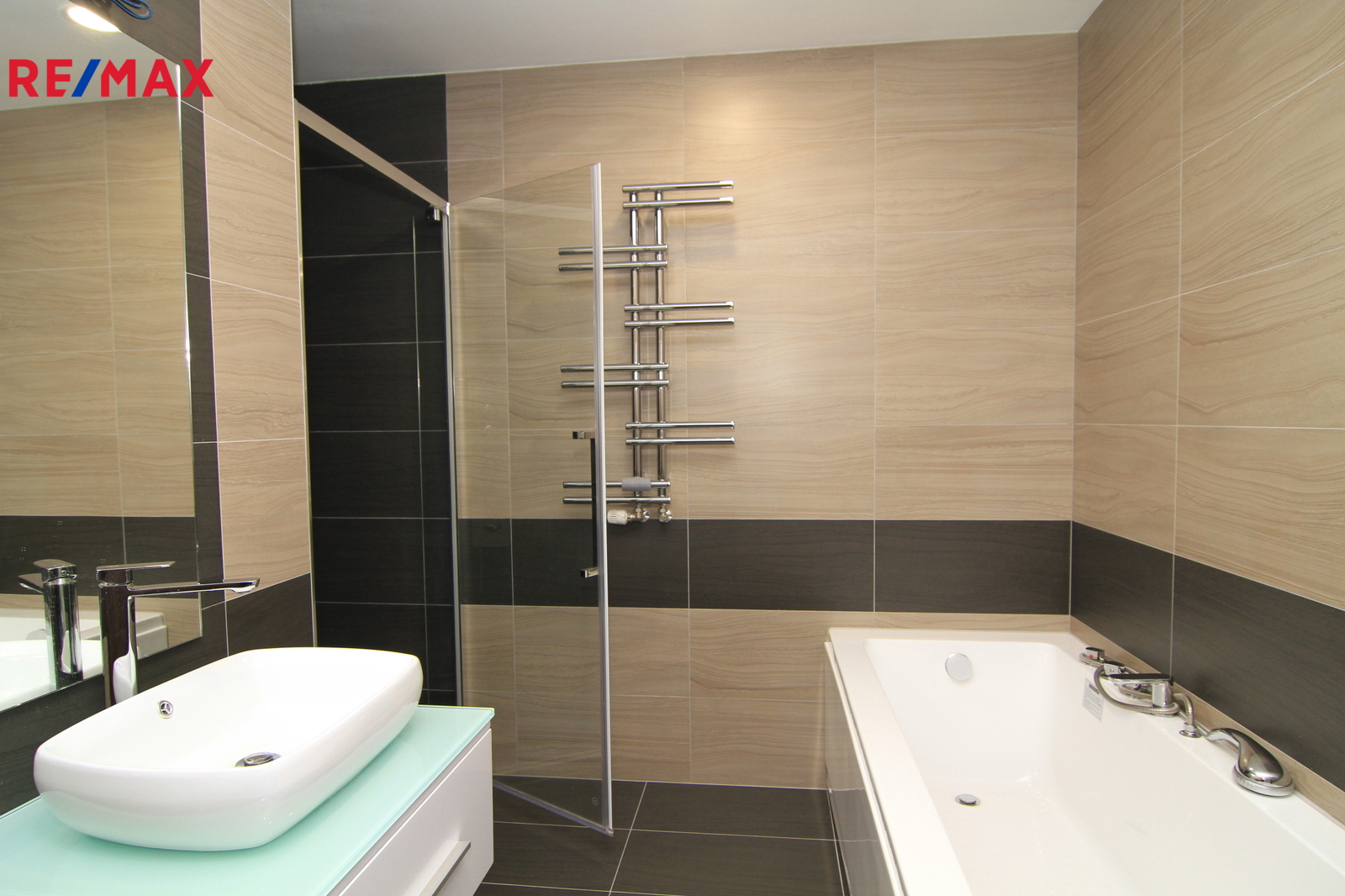 Prostorná koupelna - sprcha i vana