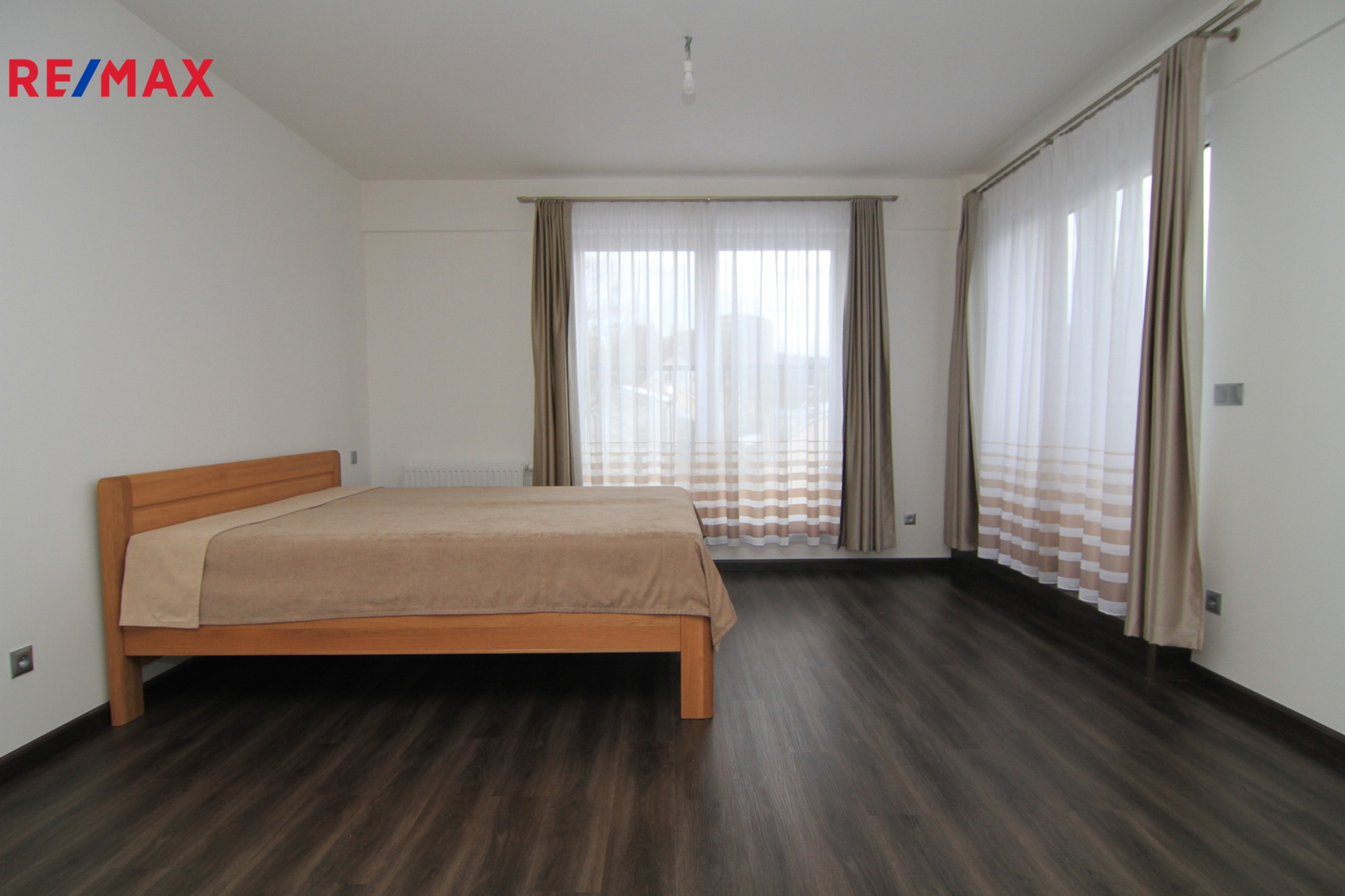 Hlavní místnost - pokoj s velkými francouzskými okny