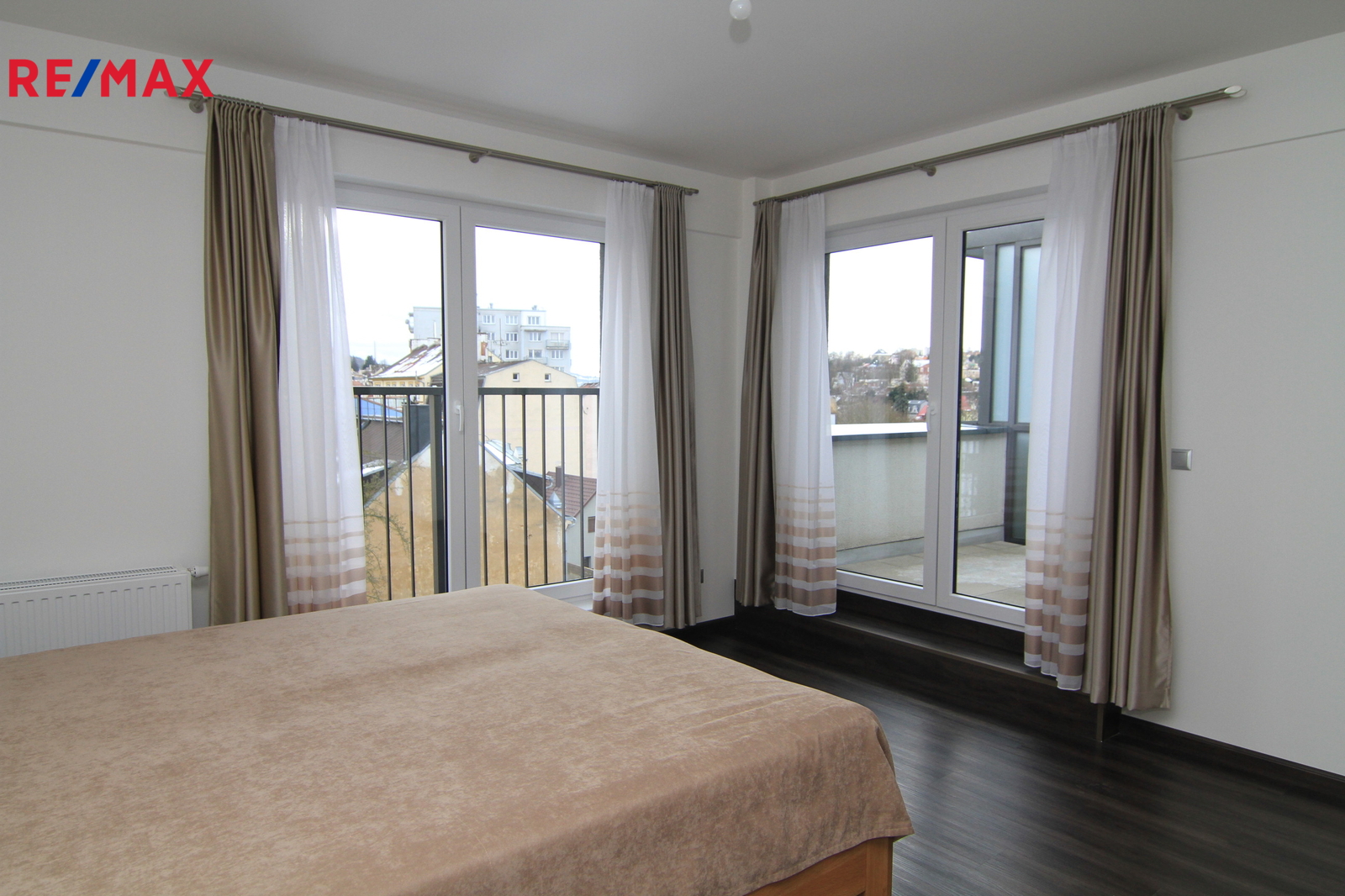 Velká francouzská okna v pokoji