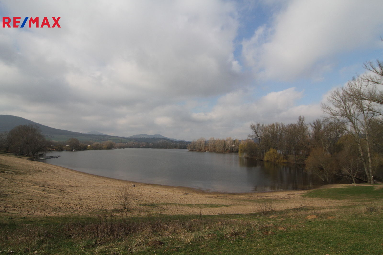 Pohled na rameno Labe v obci Píšťany