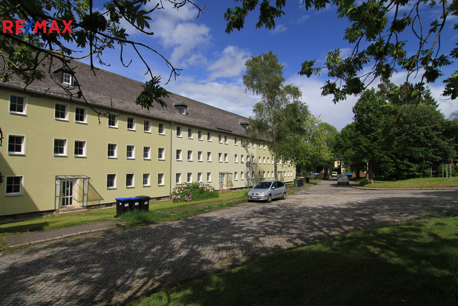 Pohled na dům a ulici před domem