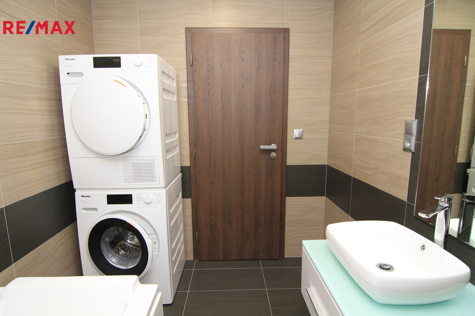 Prostorná koupelna - pračka a sušička Miele