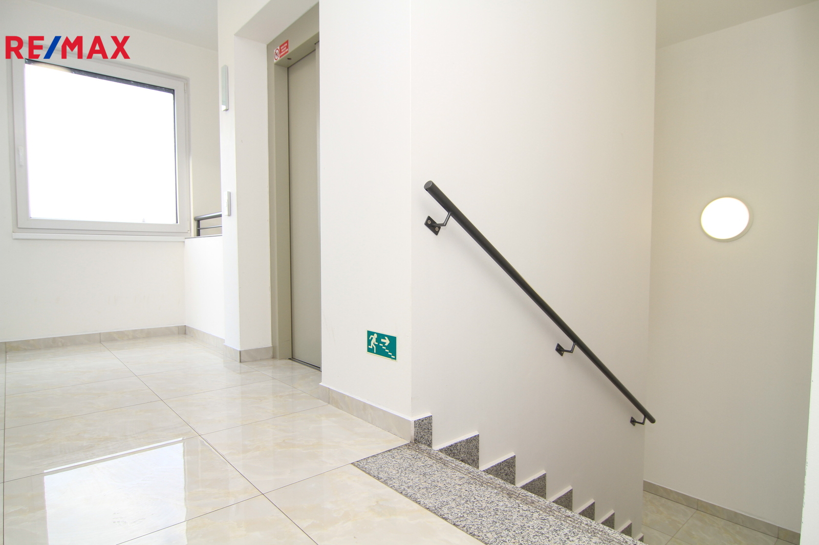 Výtah a schodiště domu na patře bytu