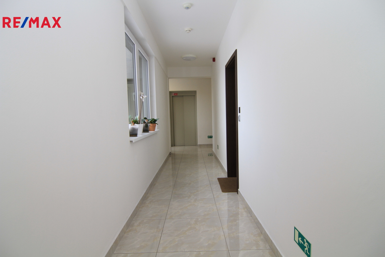 Světlá chodba před bytem