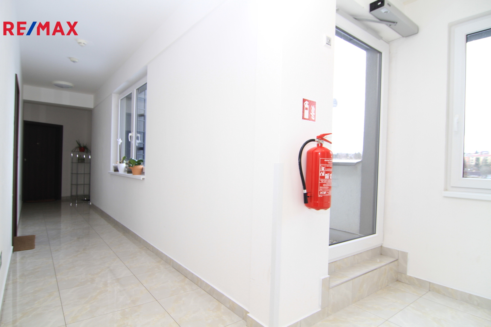 Chodba domu před bytem v posledním patře