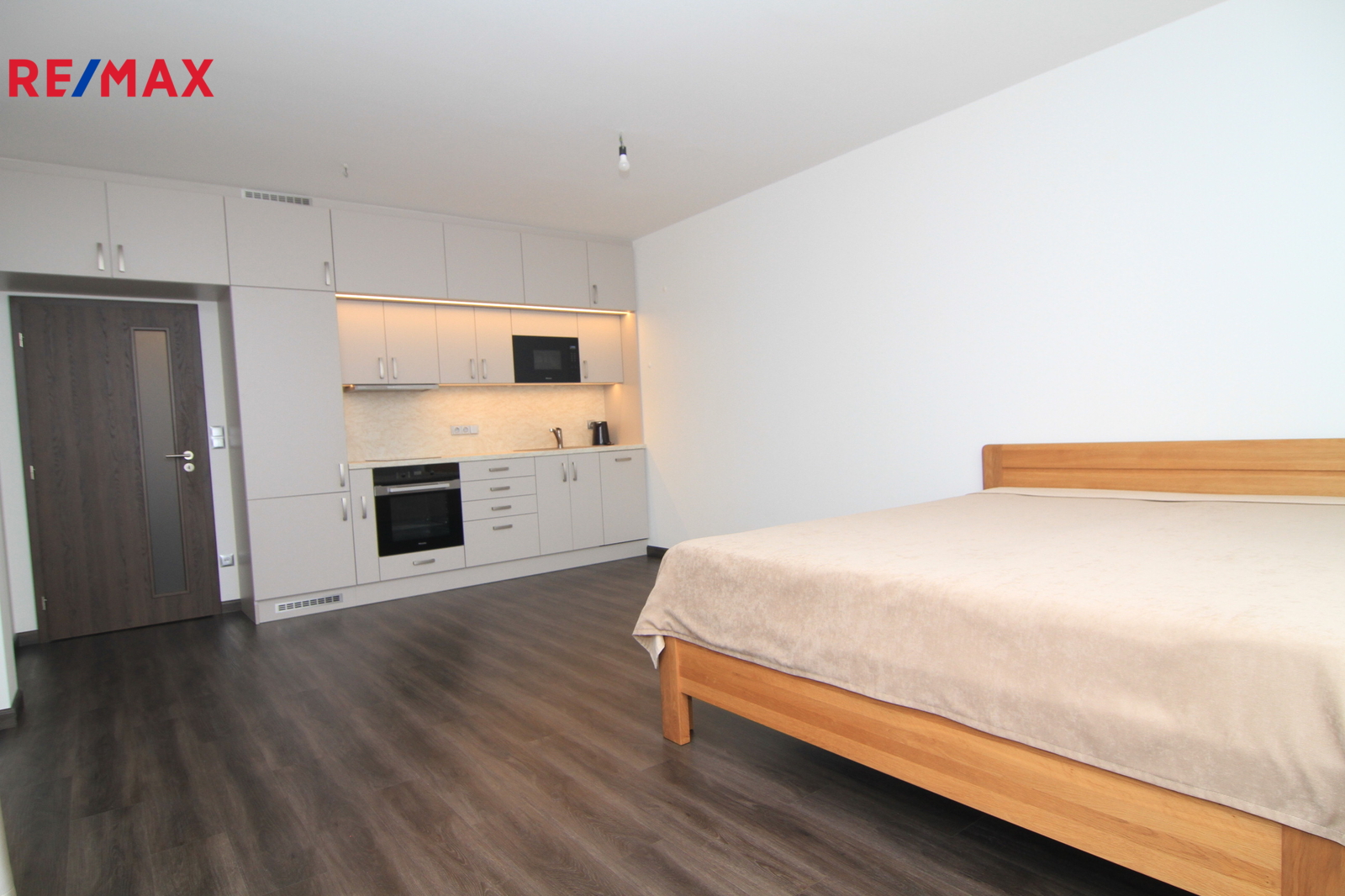 Hlavní místnost - pohled od okna na kuchyň