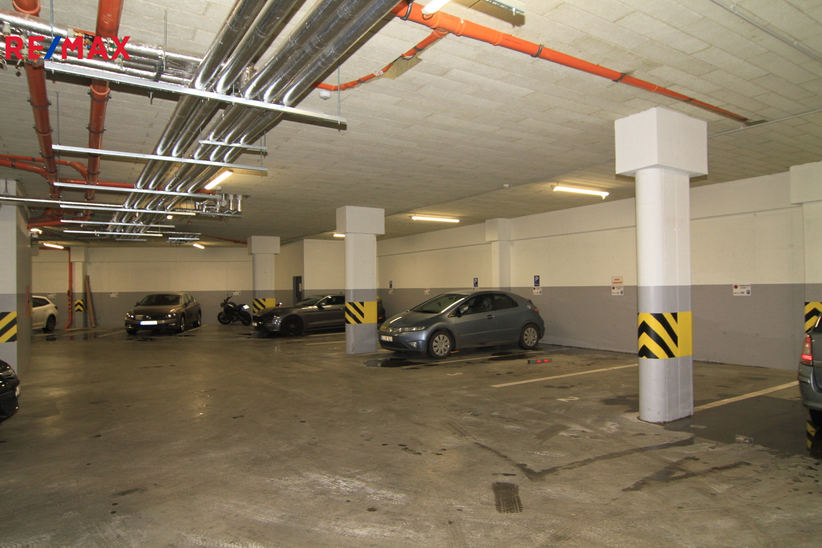 Garážové stání v suterénu domu