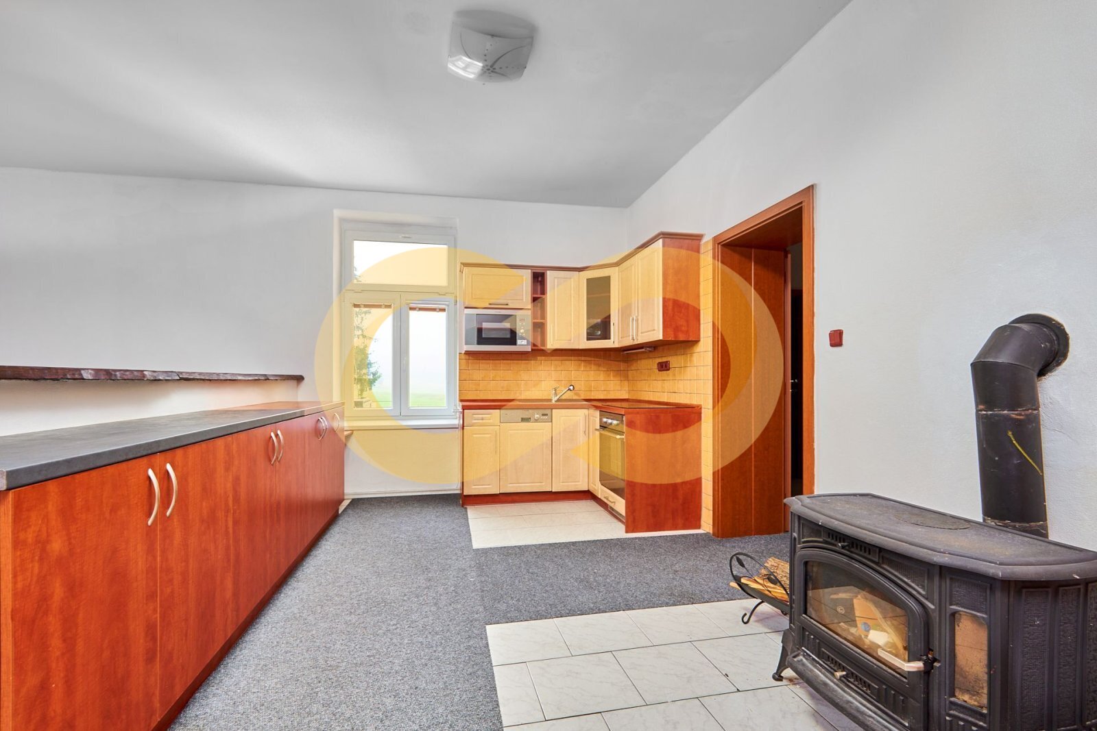 02-obývací pokoj s kuchyní.jpg