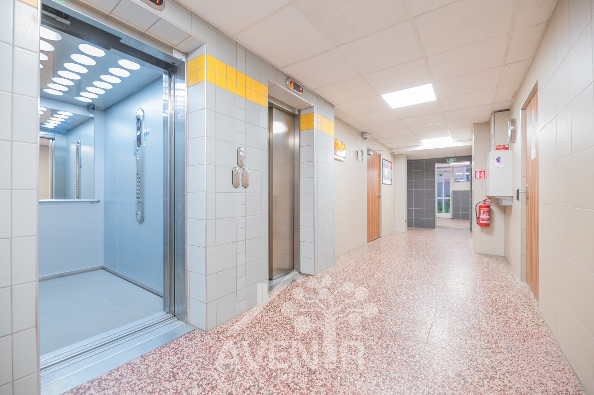 Spodni? chodba s novy?mi vy?tahy