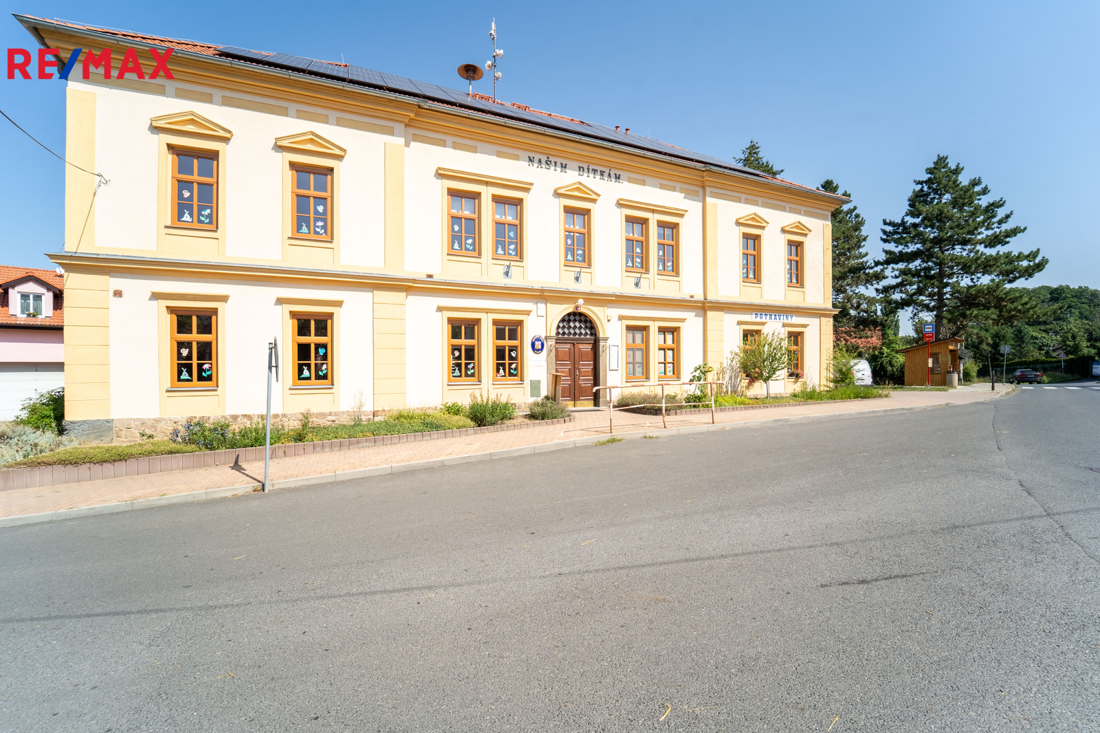 Místní škola a obchod