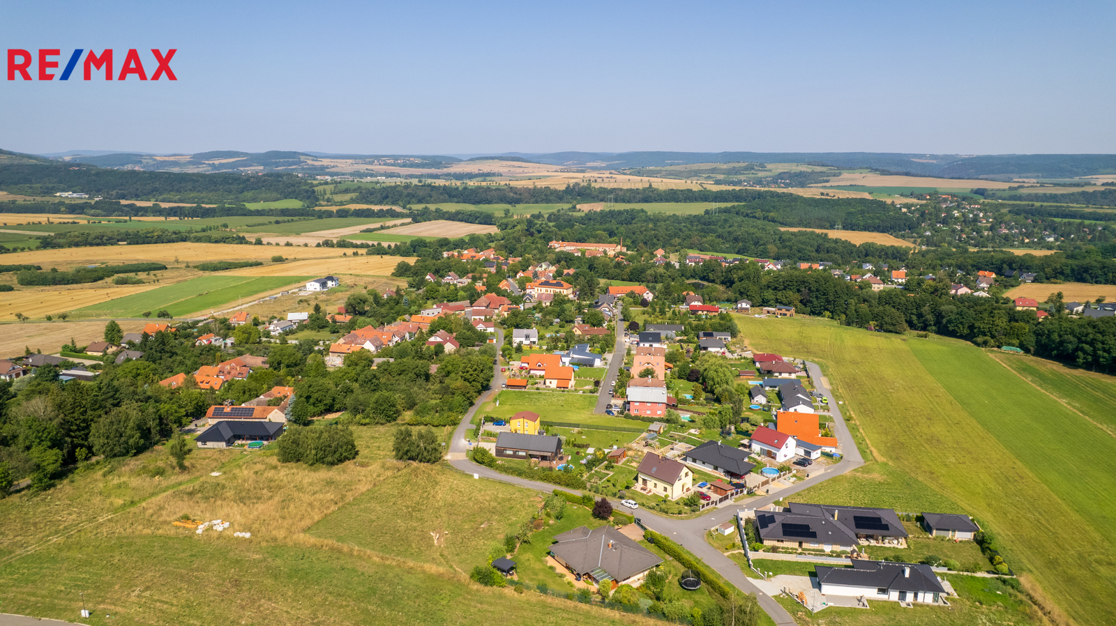 Výhled na okolí směr Karlštejn
