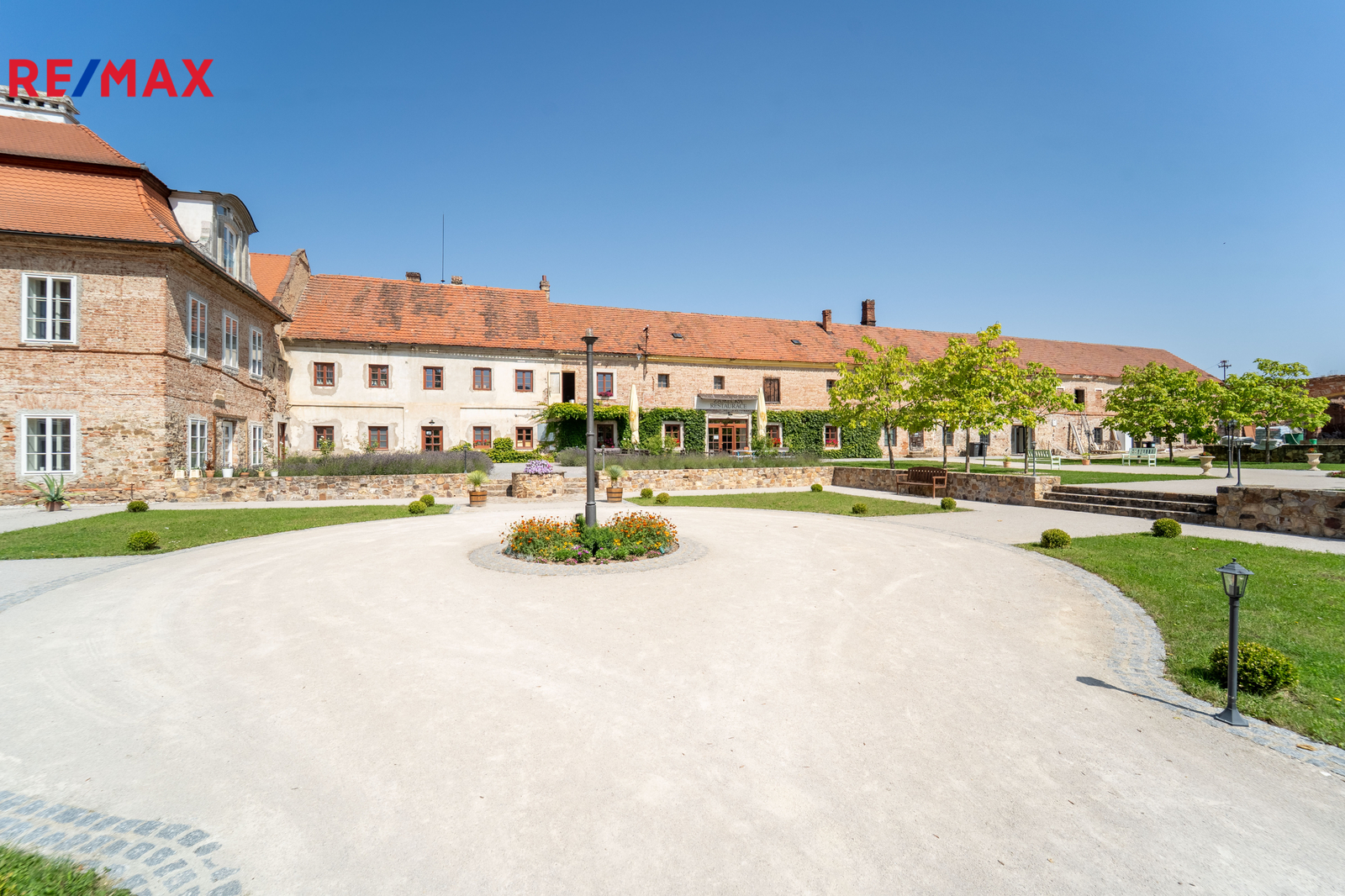 Zámek Svinaře s restaurací