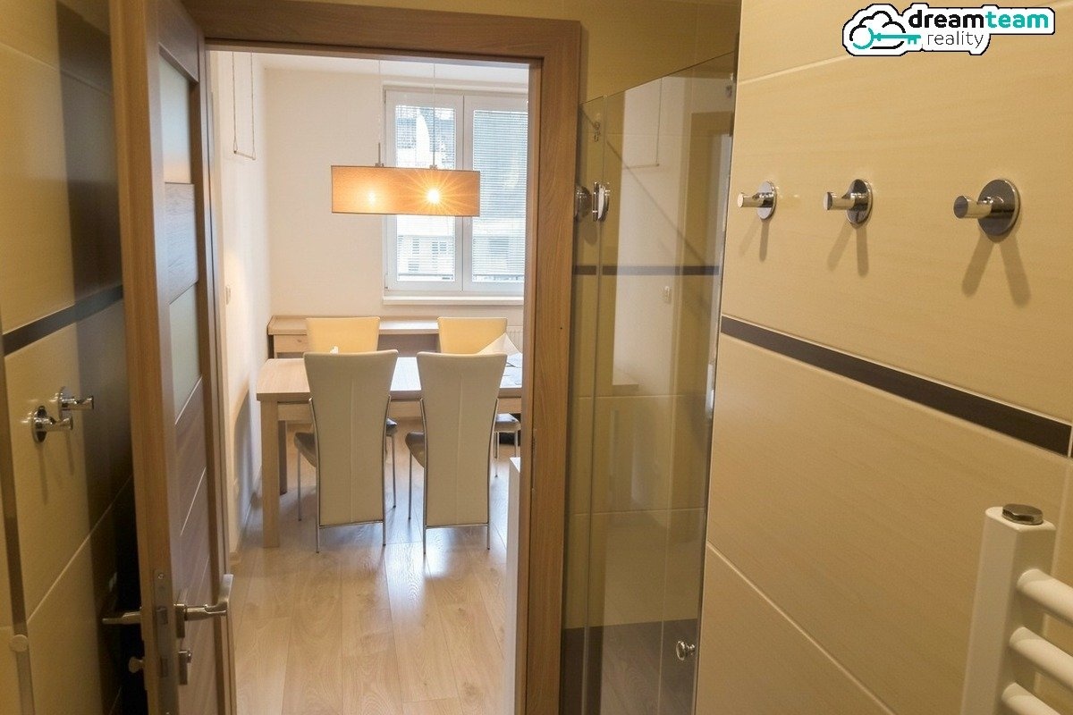 prostorný obývací pokoj s dřevěnými podlahy modern