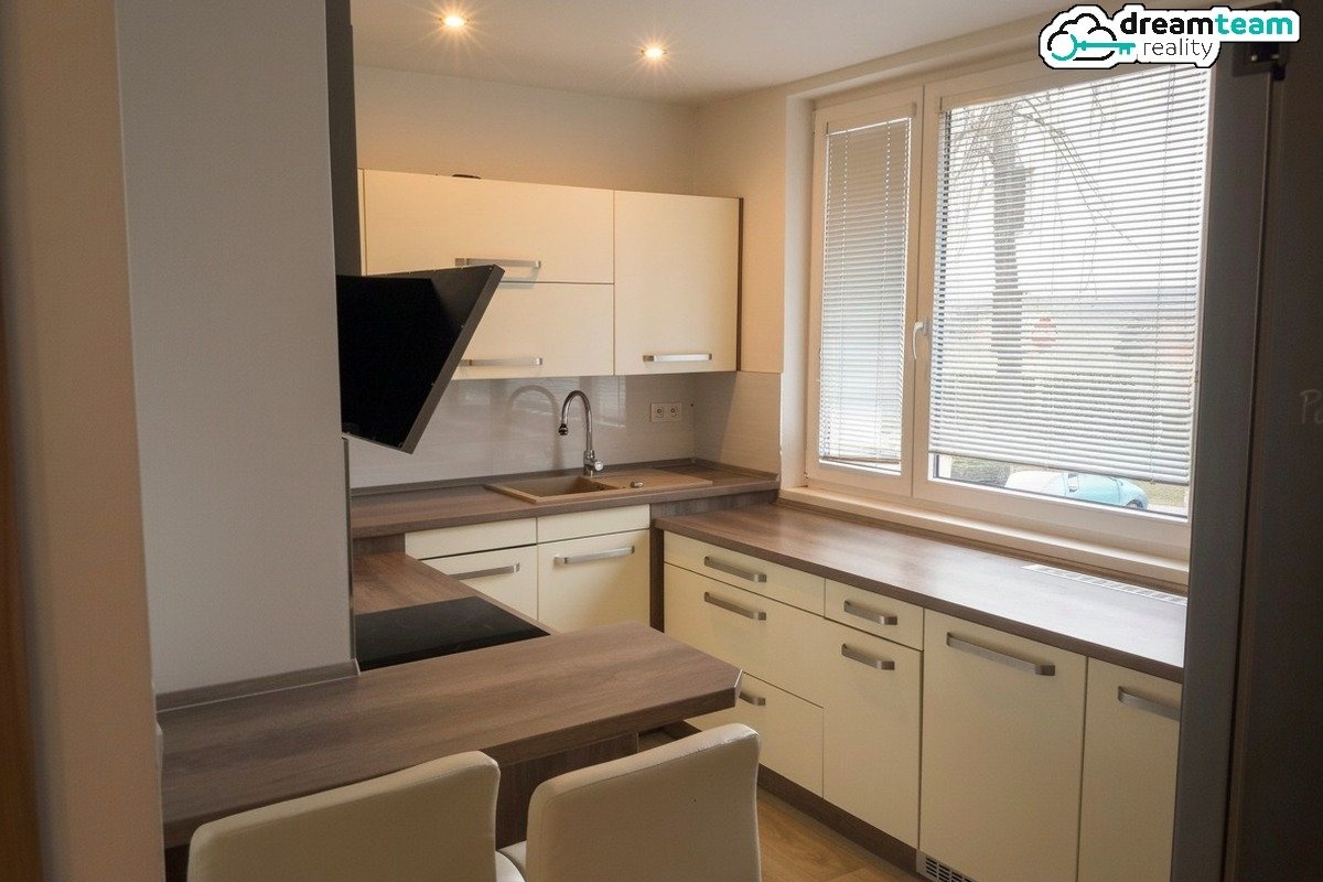 moderní kuchyň s dřevěnými podlahy