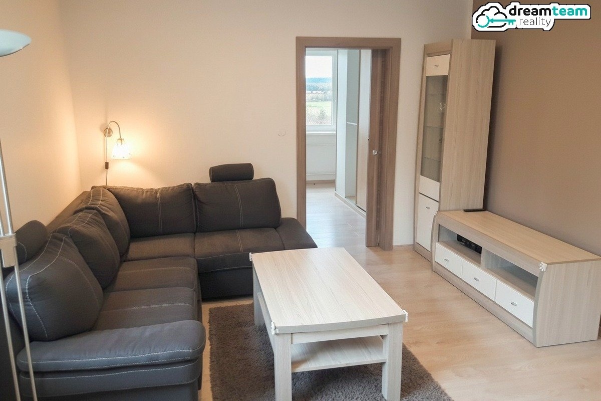 prostorný obývací pokoj s dřevěnými podlahy