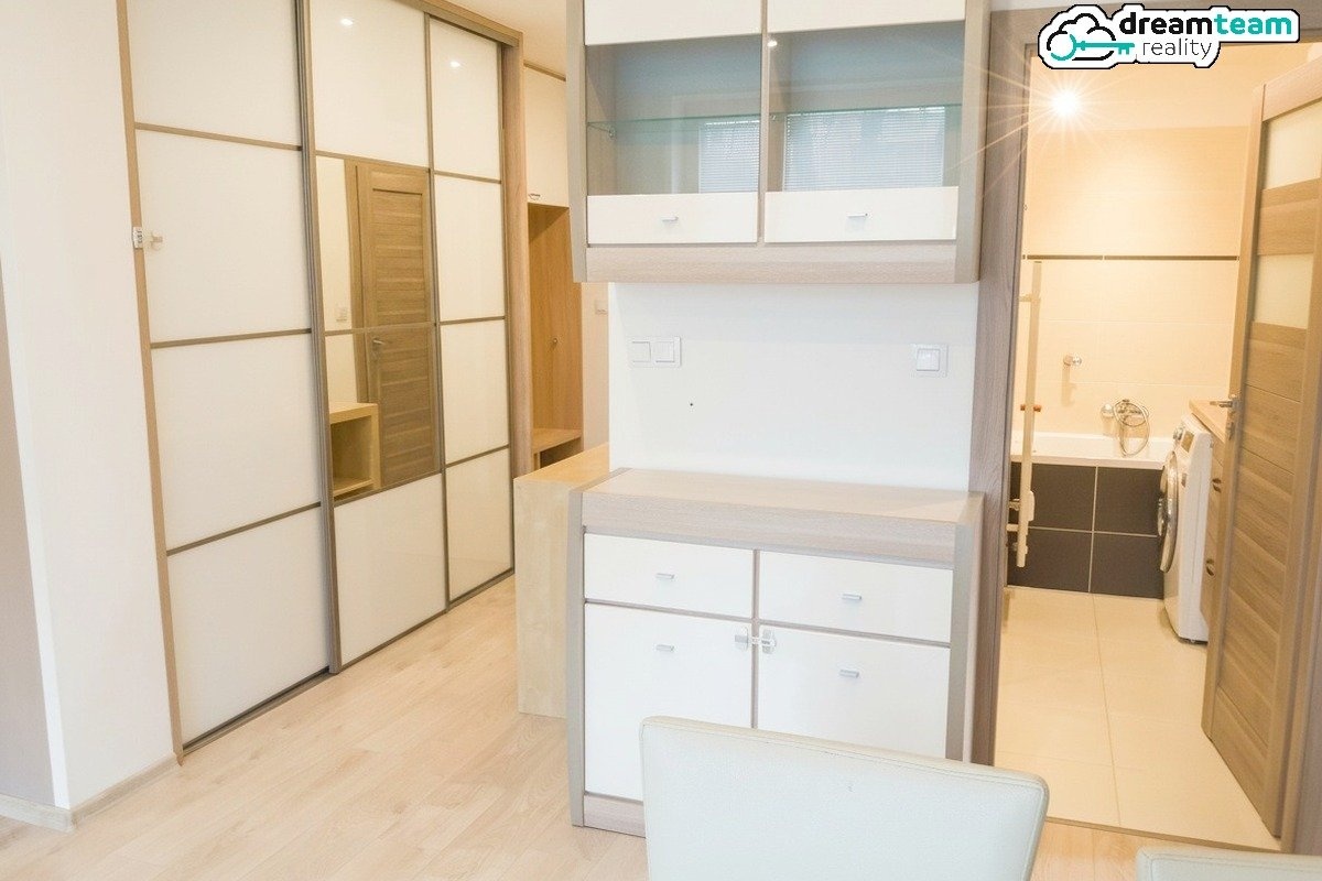 stylová koupelna s moderní koupelnou