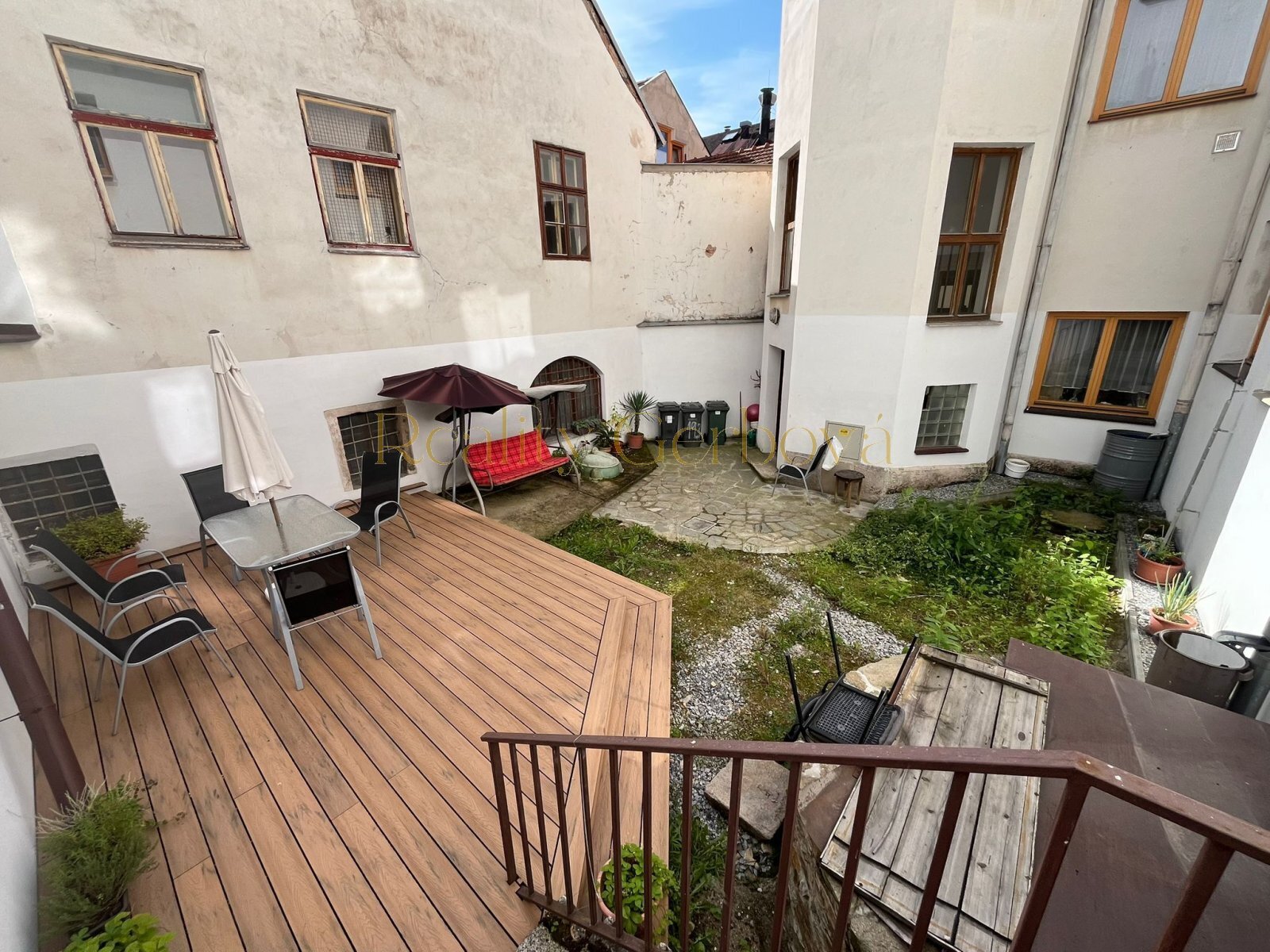 19. Společný dvůr.jpg