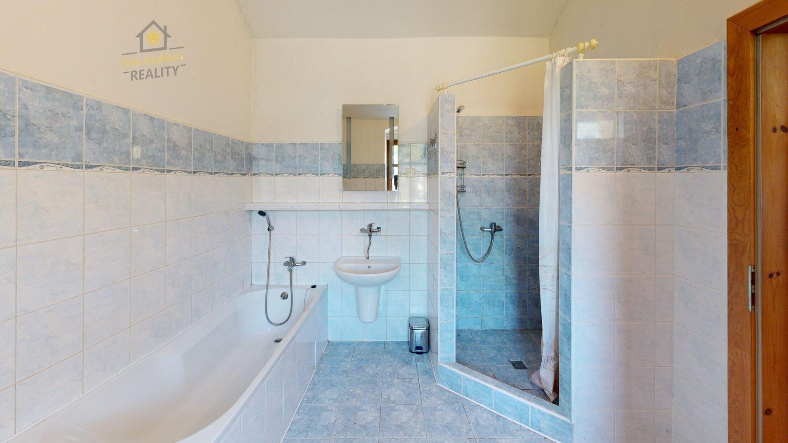 Zdirec-Bathroom 2.jpg