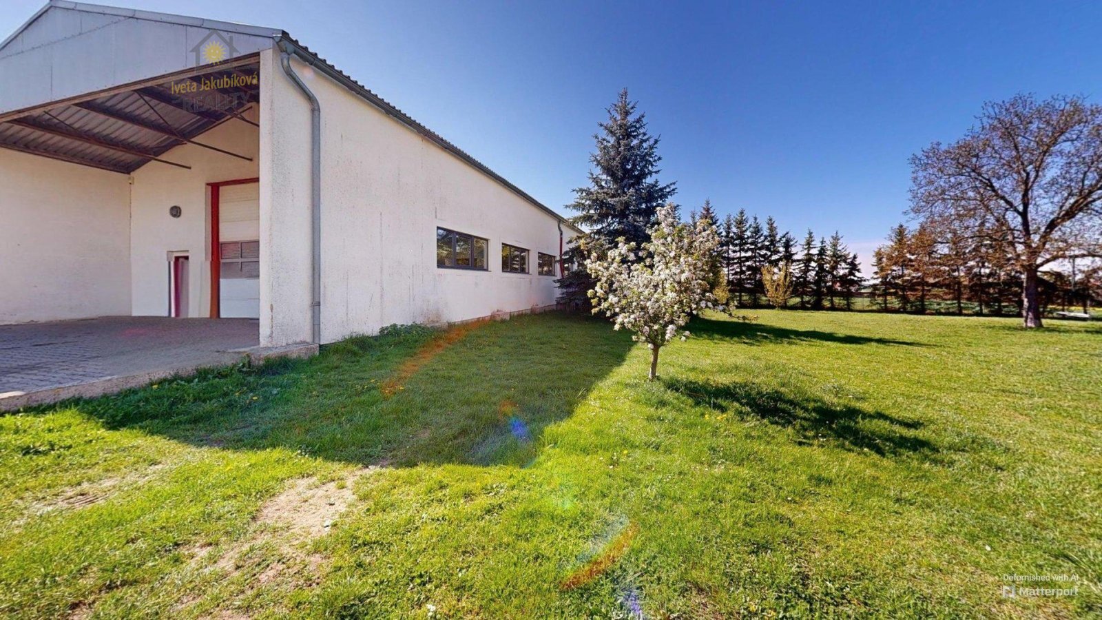 Jivina-hala-Garage-Defurnished 2.jpg