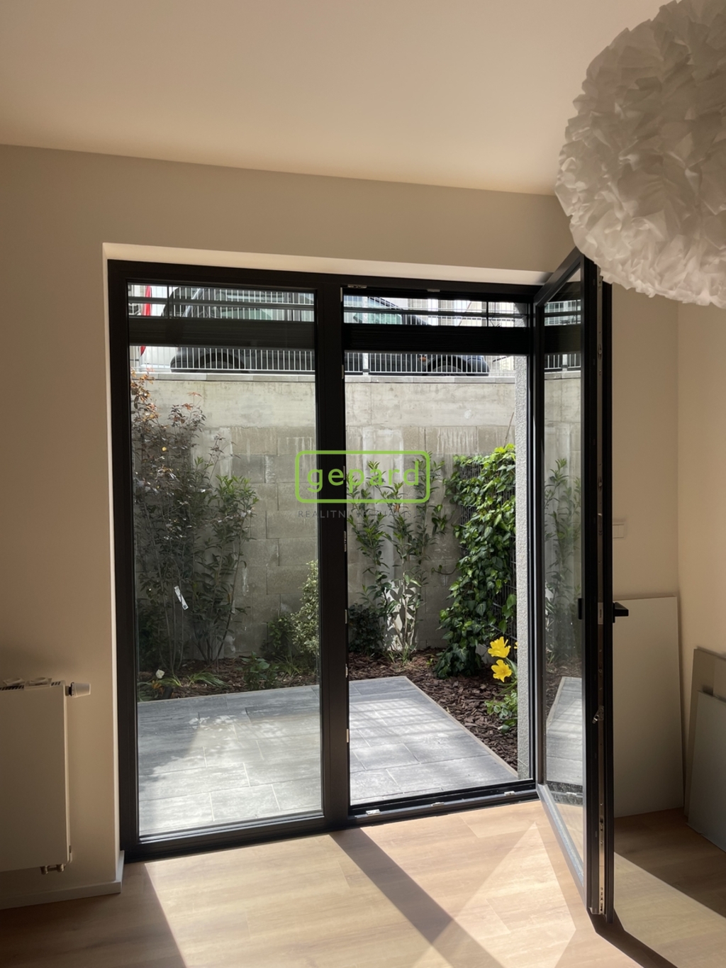 pohled na zahrádku z bytu