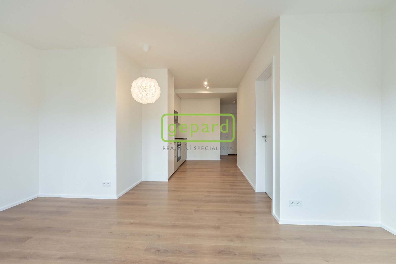 pohled z obývacího pokoje do předsíně