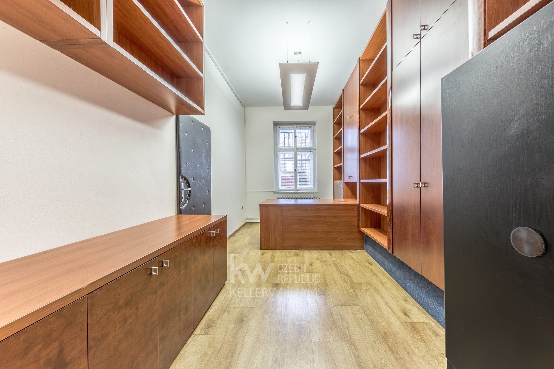 přízemí-průchozí kancelář č.1
