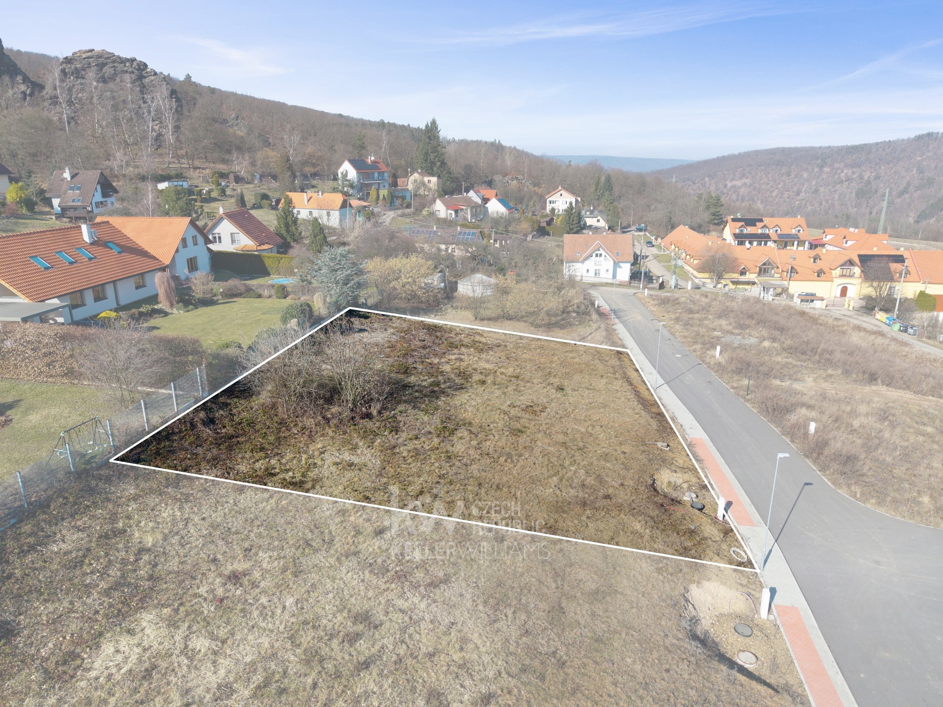 Pohled na sever - vyznačená hranice pozemku