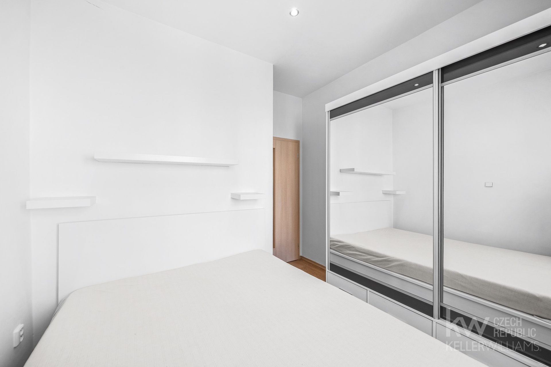 Najdete zde i velkou šatní skříň