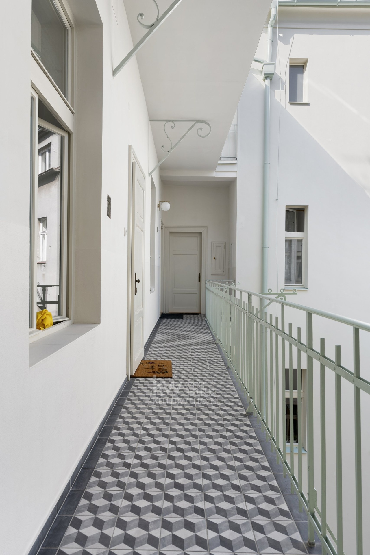 PAVLAČ/ BUILDING ACCESS GALLERY