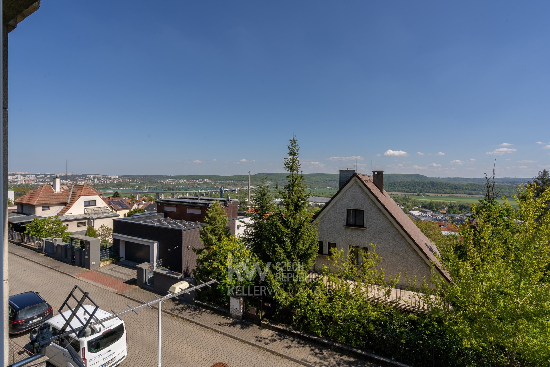 Prostorný byt v rodinném domě s vlastní zahradou, garáží a podkrovím - Vrzáková & Boháč