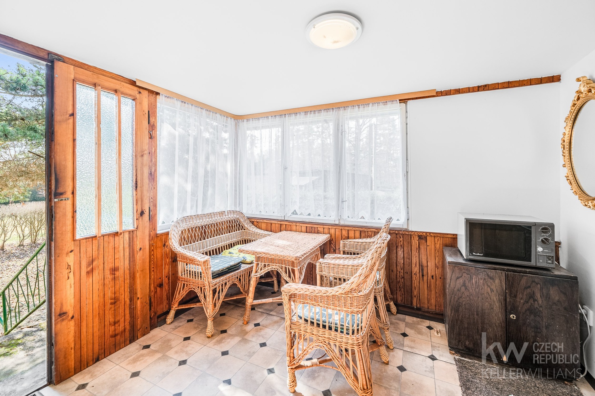 prosklená předsíňka