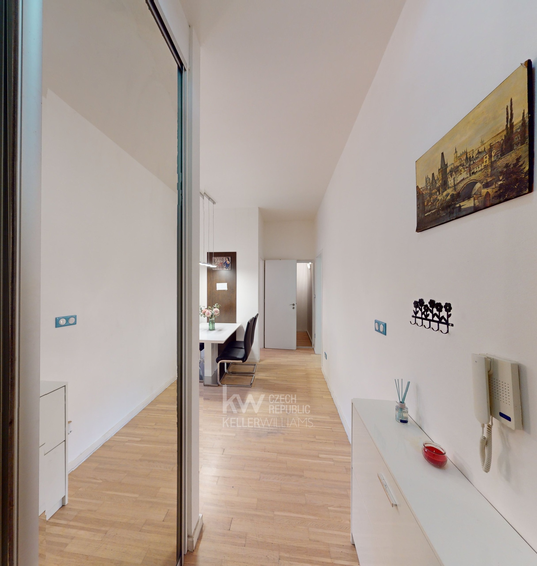 Vstupní chodba/ Entrance Hall