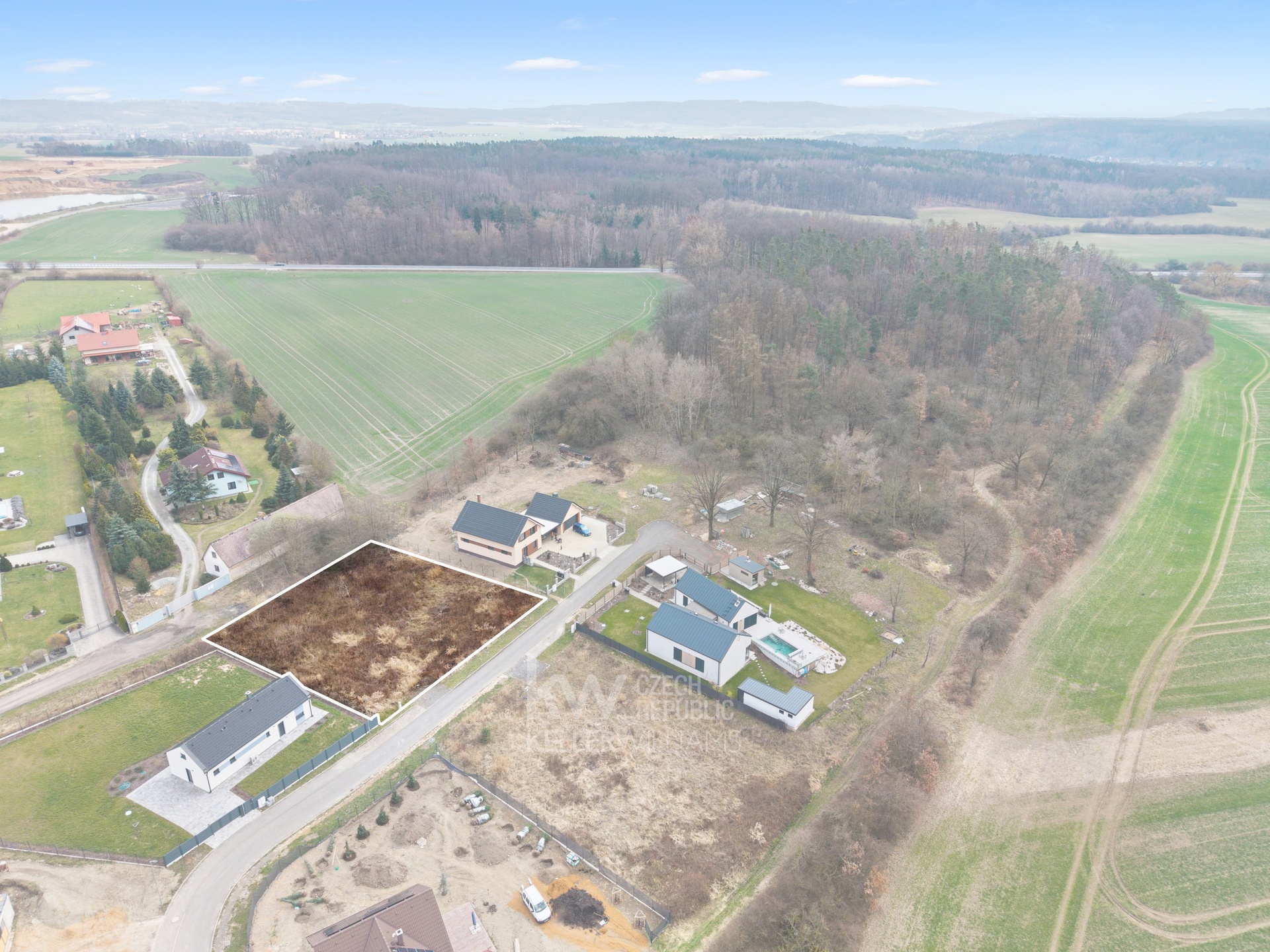 Pohled na pozemek směrem na jihovýchod - vyznačený