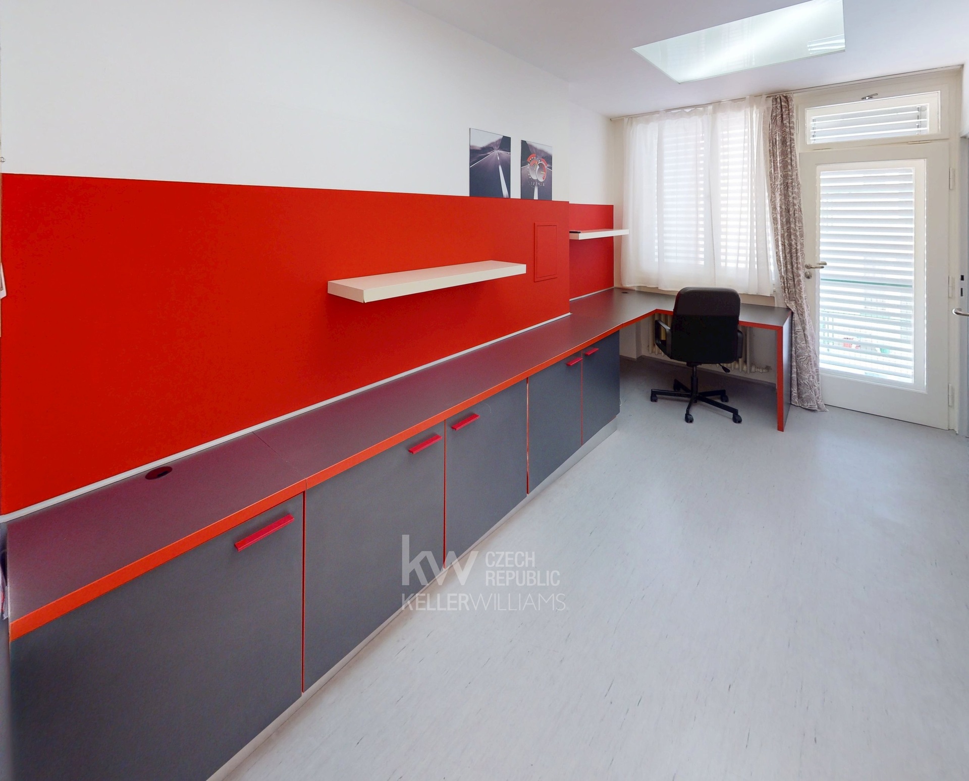 Ložnice s pracovnou a blakonem/ Bedroom with a wor