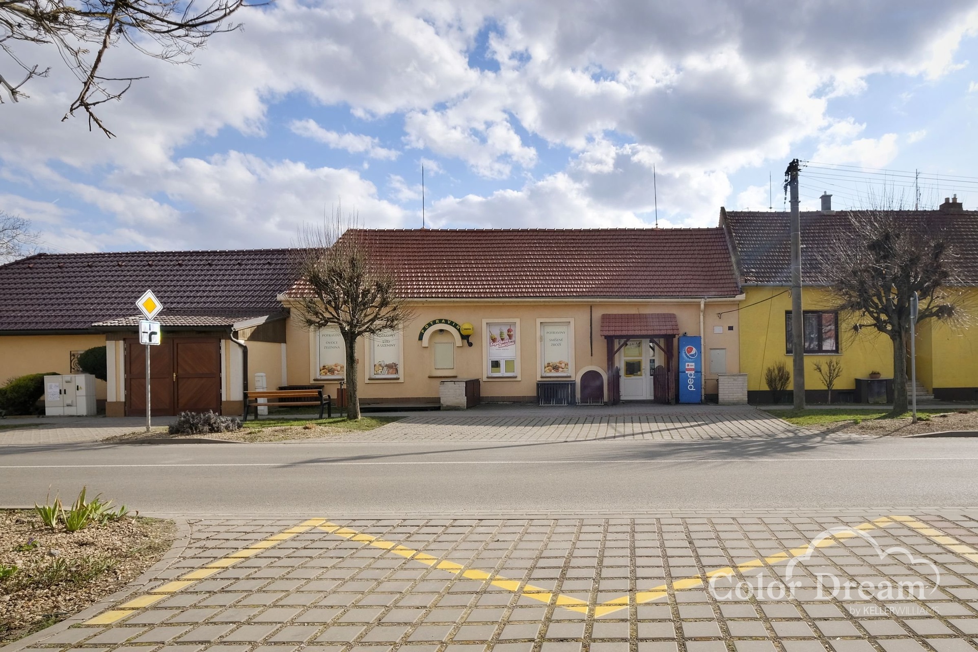 Pohled přes silnici