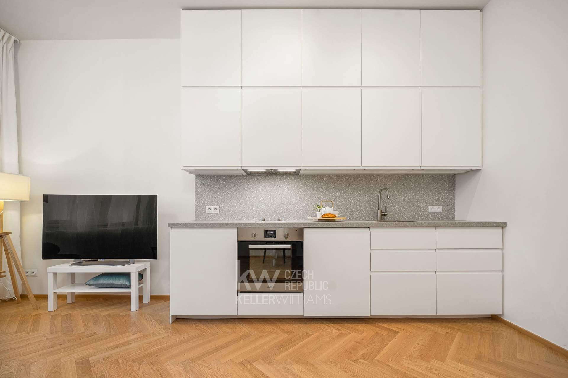 Kuchyně s lednicí, myčkou, troubou a sklokeramicko