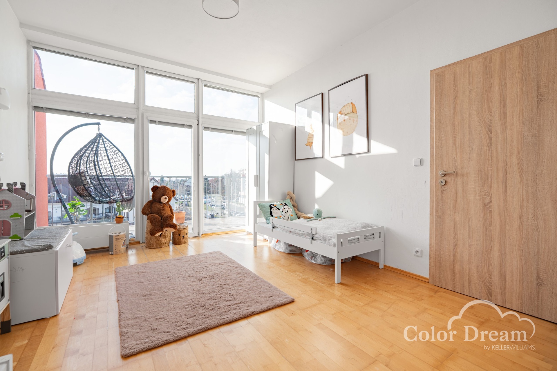 dětský pokoj pohled na okno