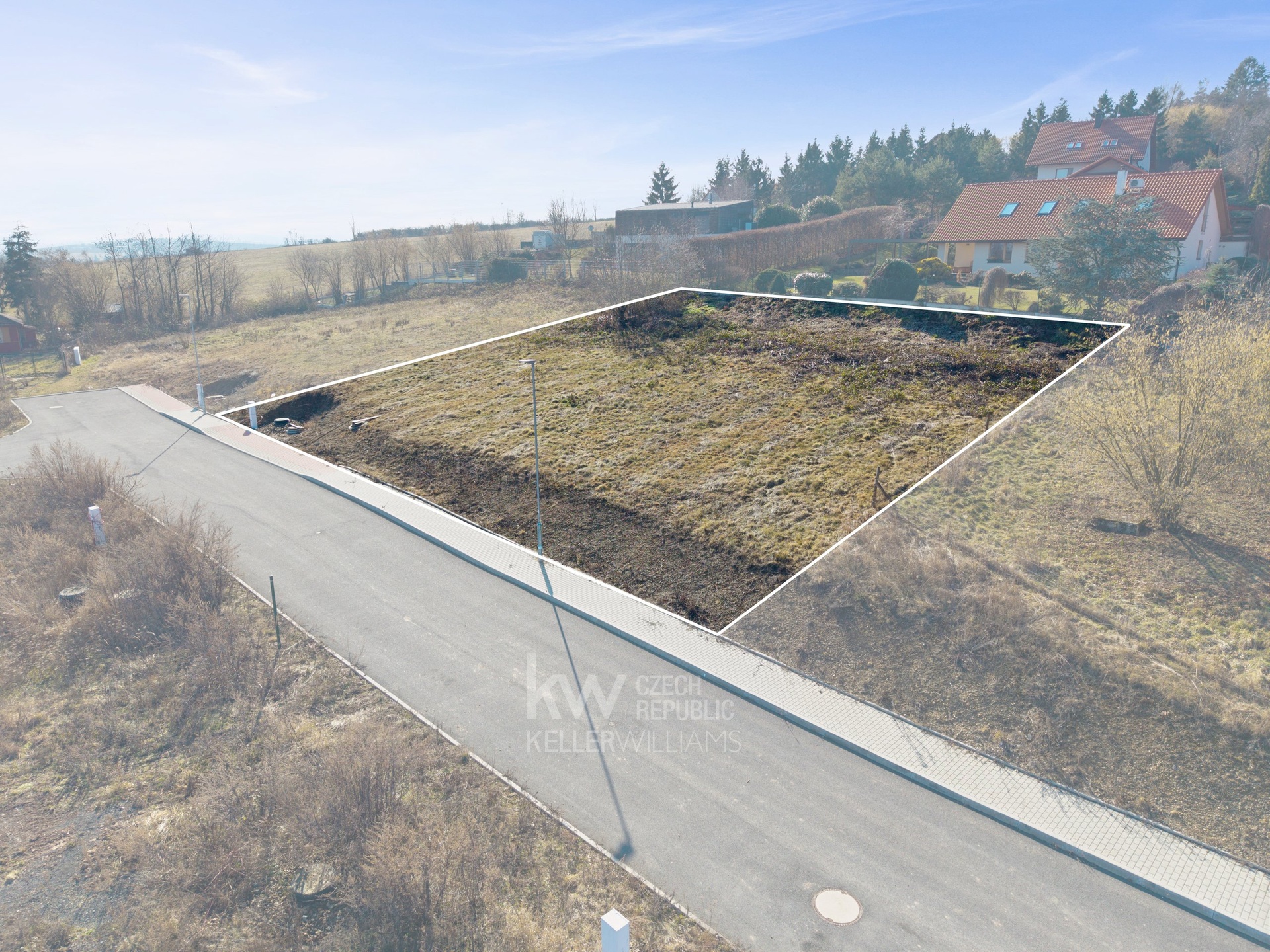 Pohled na jihozápad - vyznačená hranice pozemku