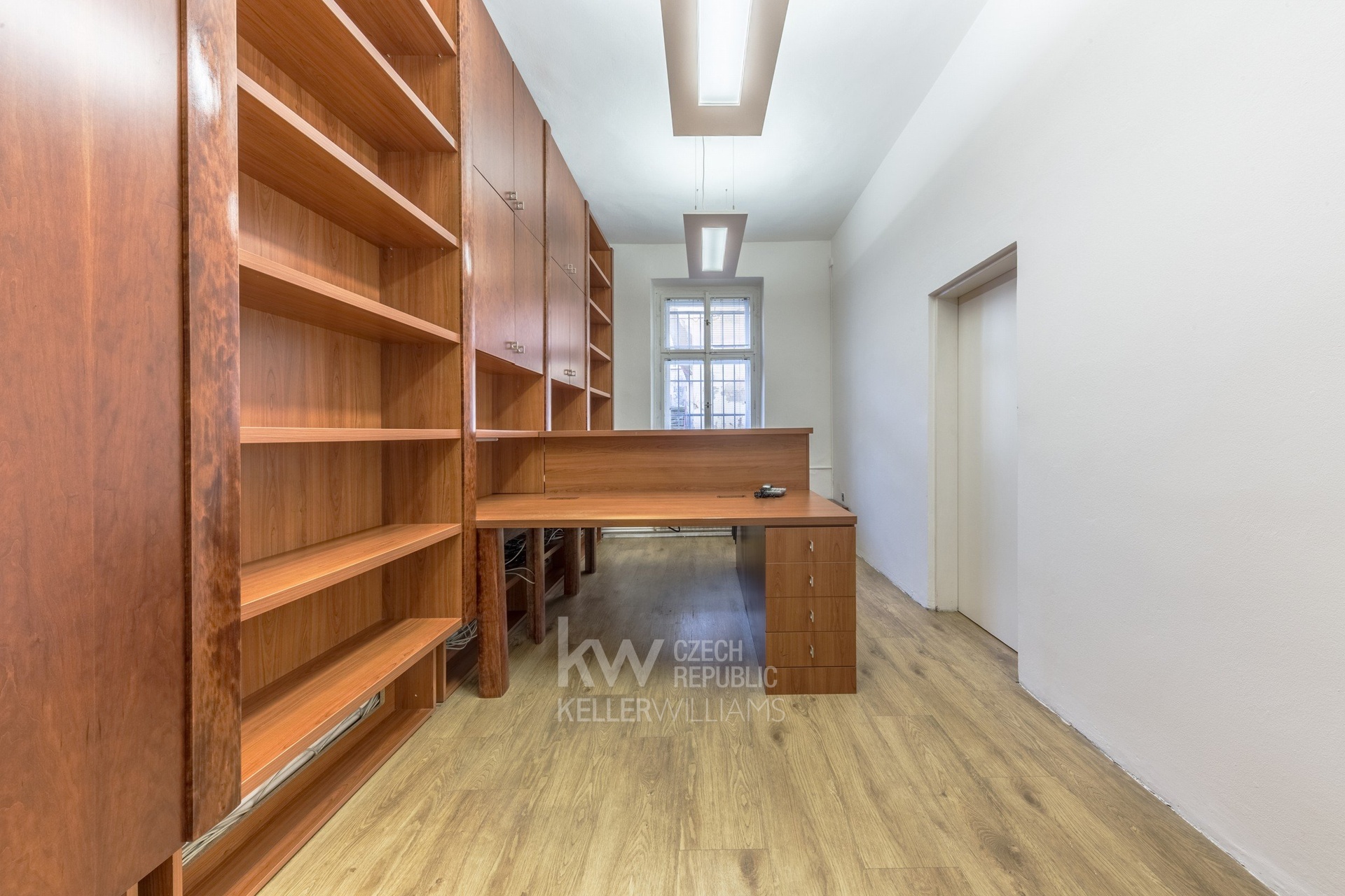 přízemí-průchozí kancelář č.2