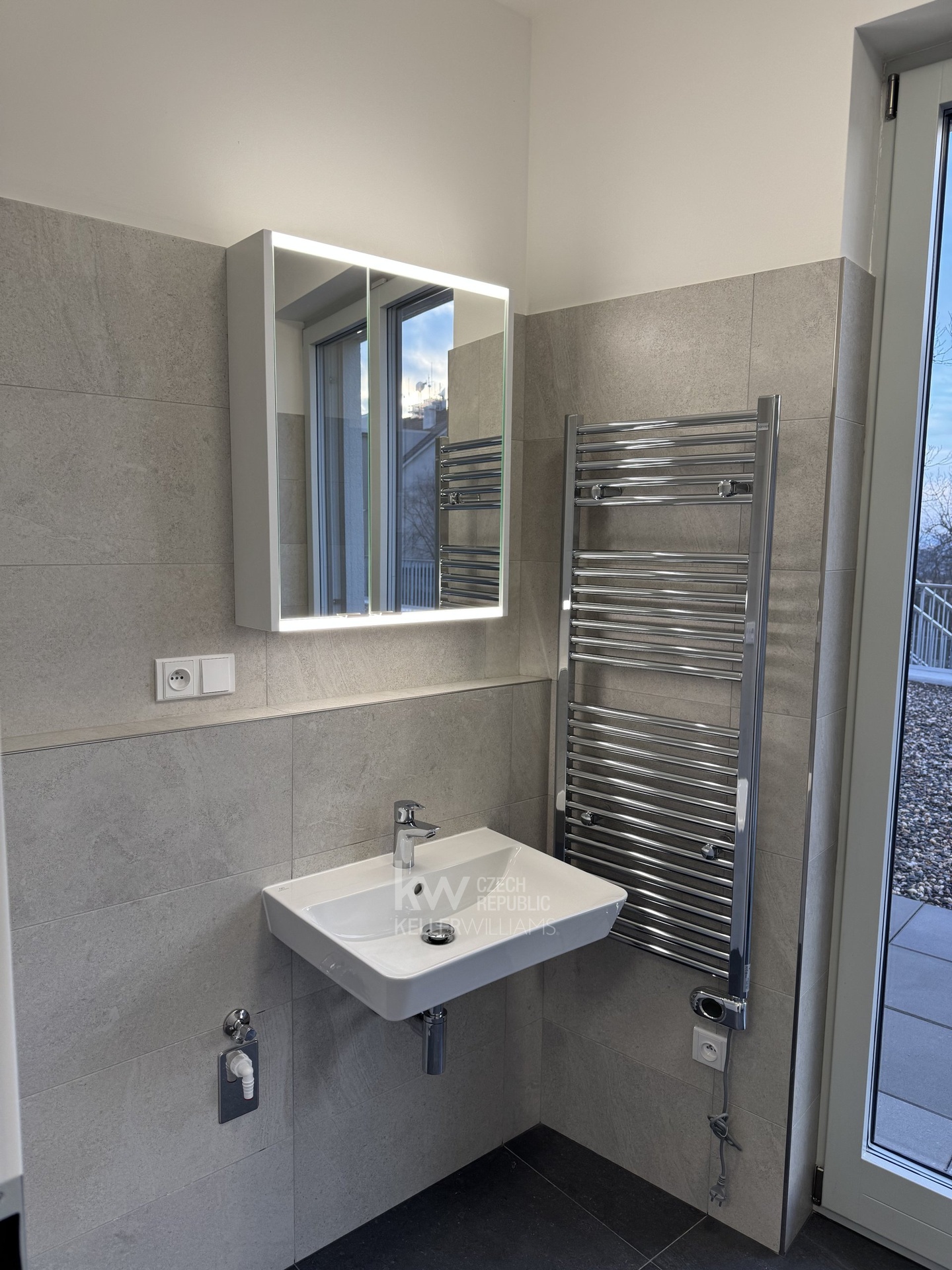 D90B79E5-A7B5-460F-A1A1-4031B458233B