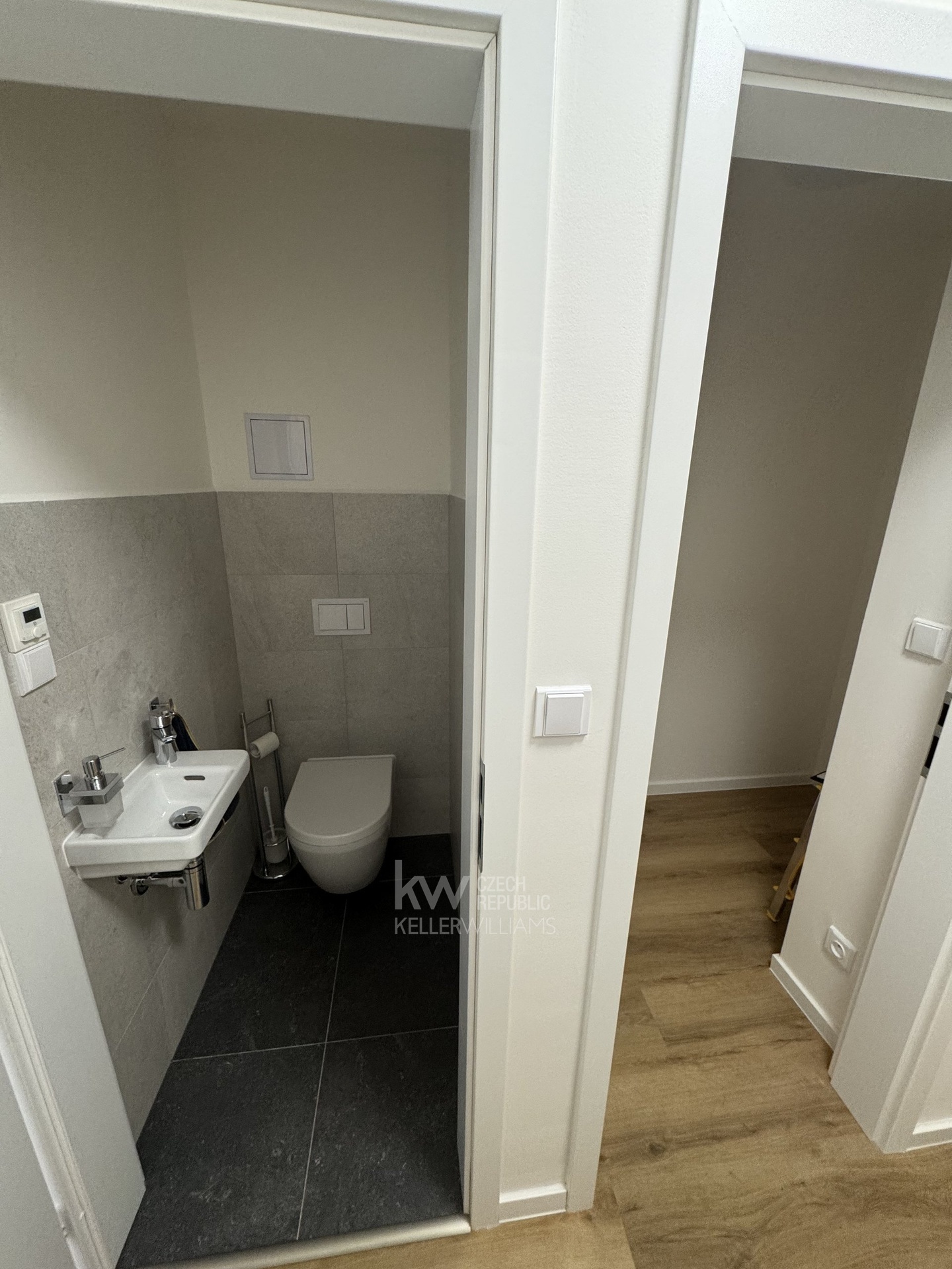 AAB28398-166A-41C1-9A1D-5769ADE89444