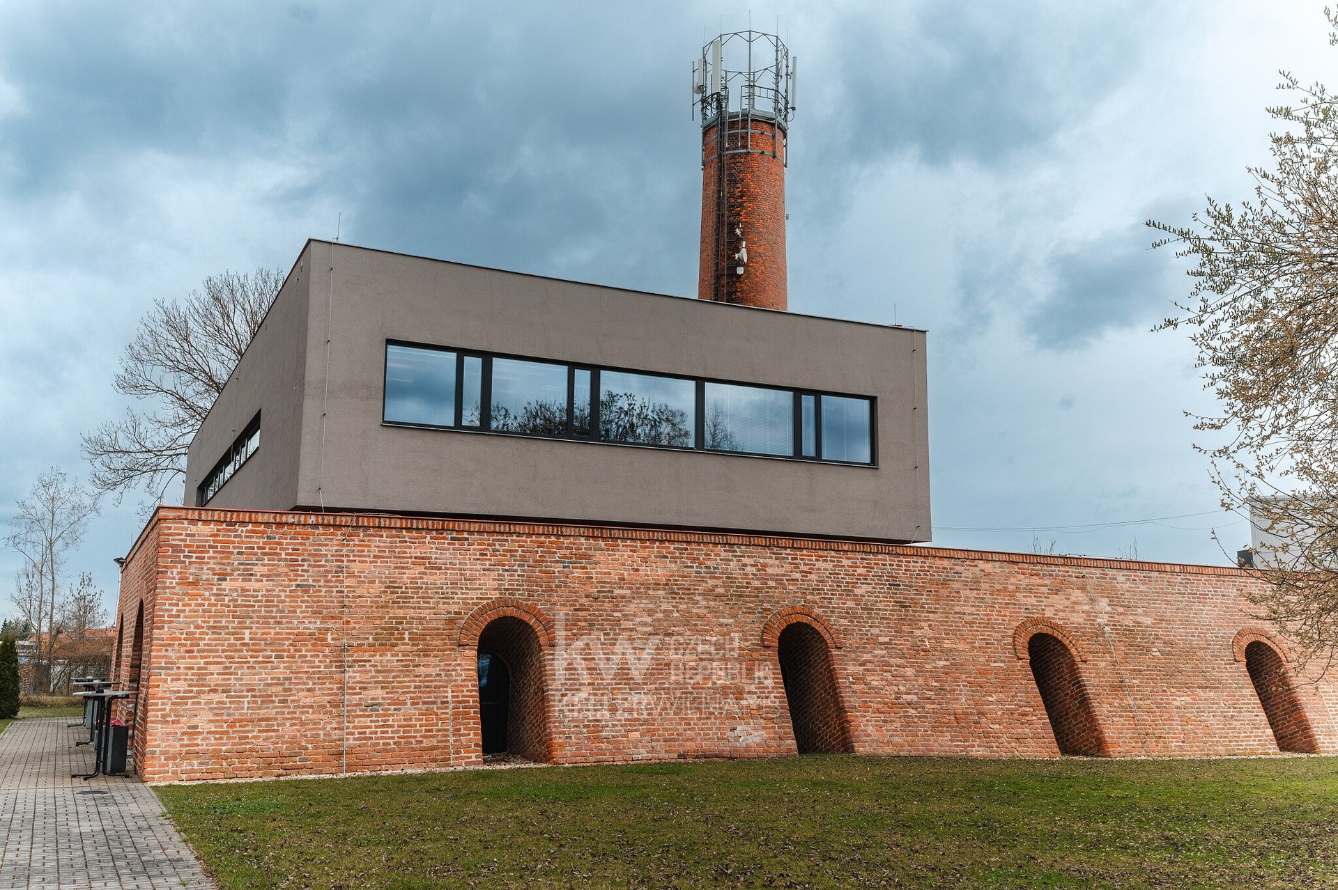 Pohled ze zadního parkoviště