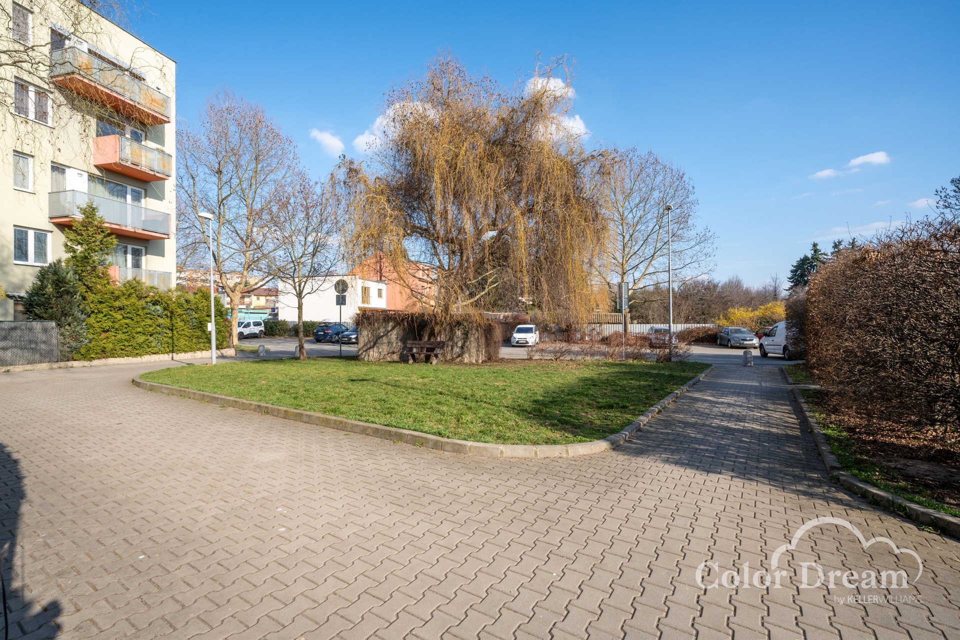 Pohled na pozemek před domem