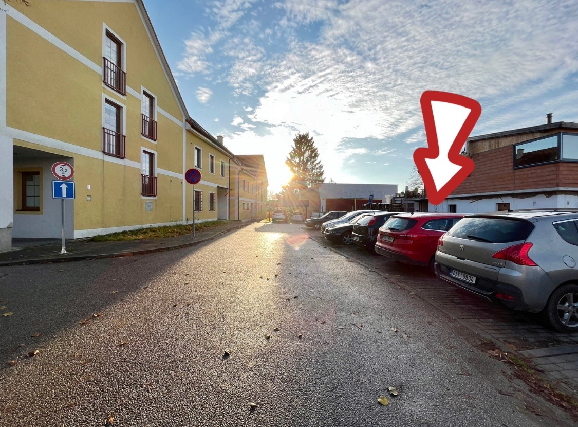 Parkovací místo před domem