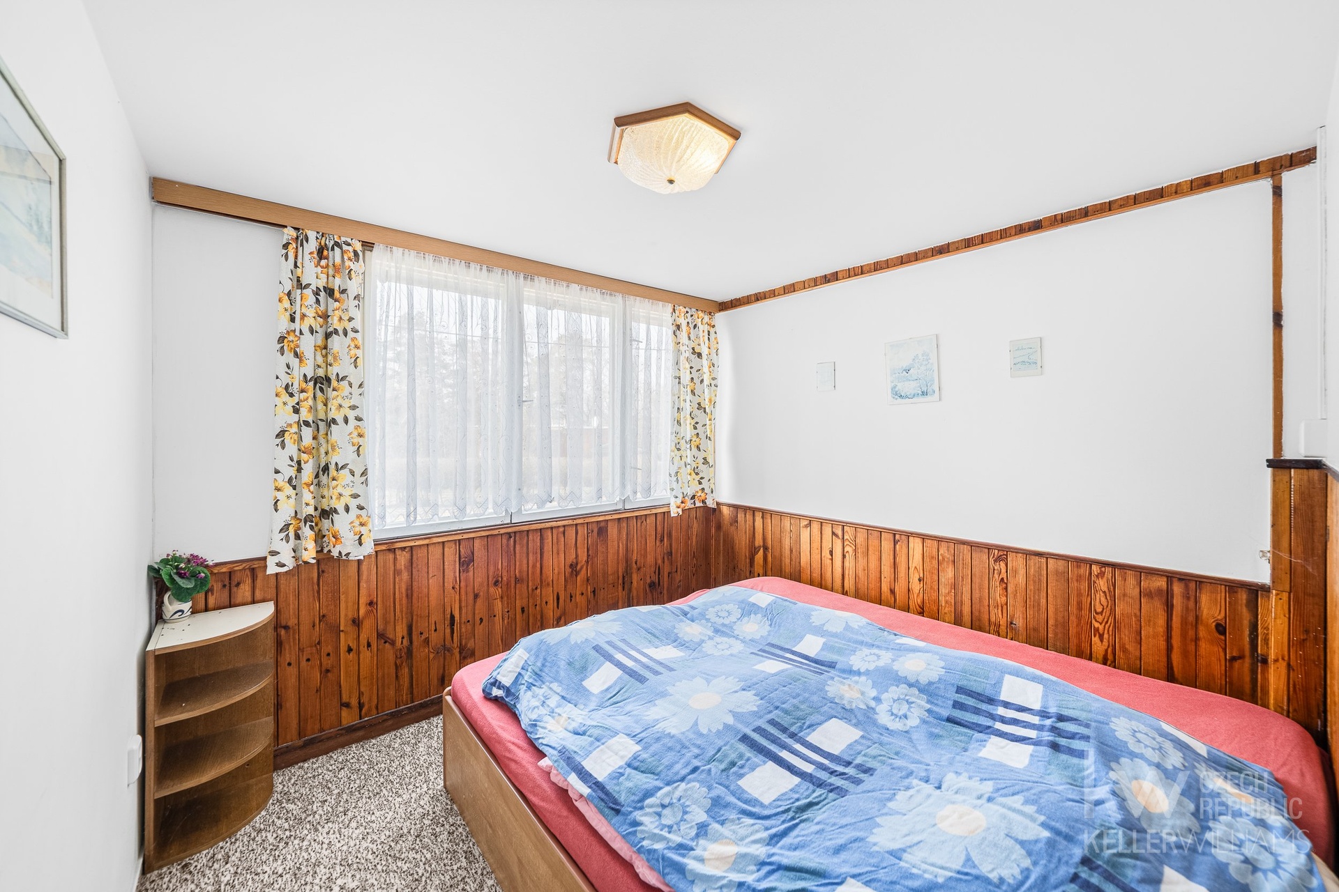 jeden pokoj je rozdělen na dvě menší ložnice