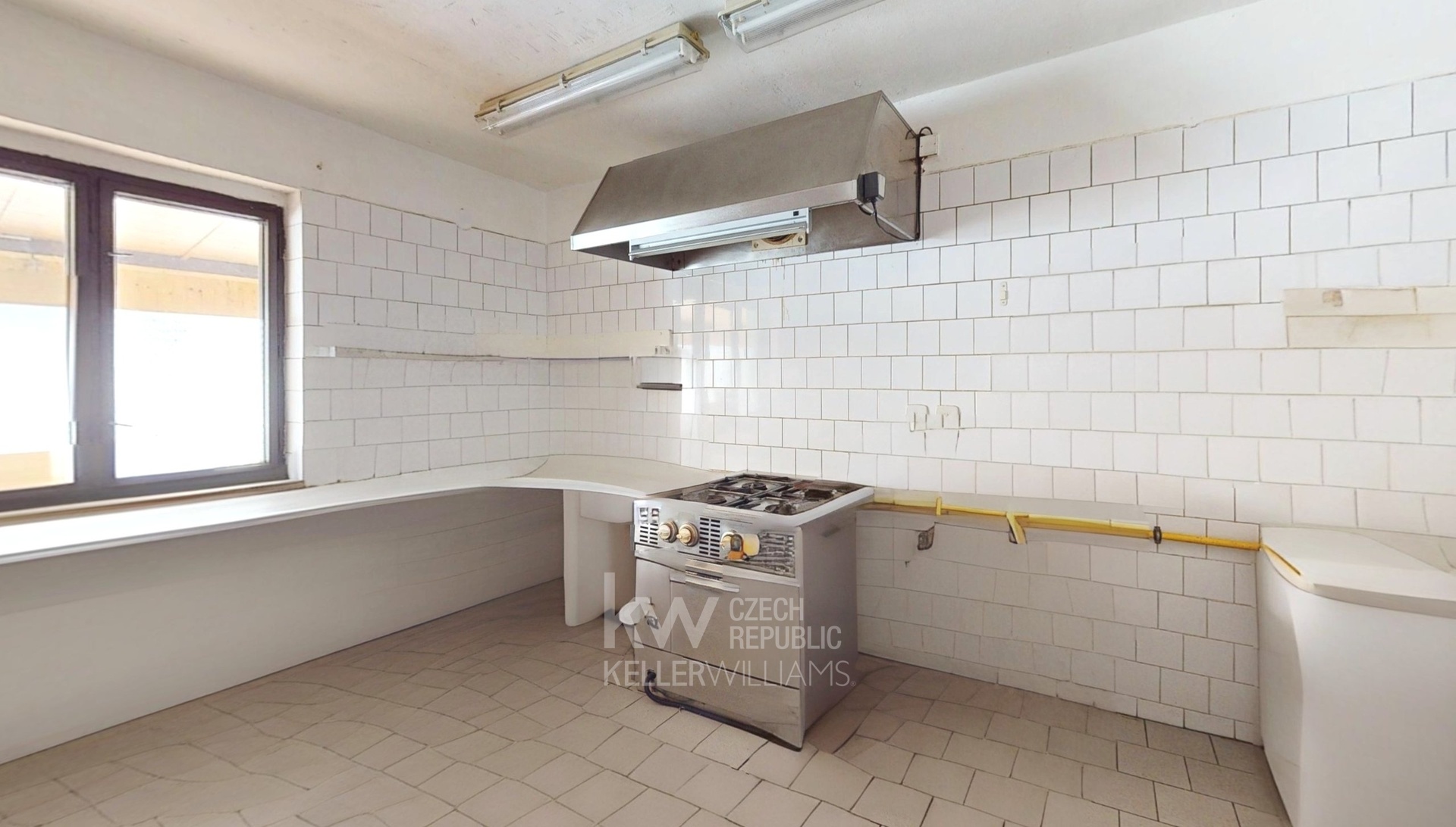 Kitchen-Defurnished